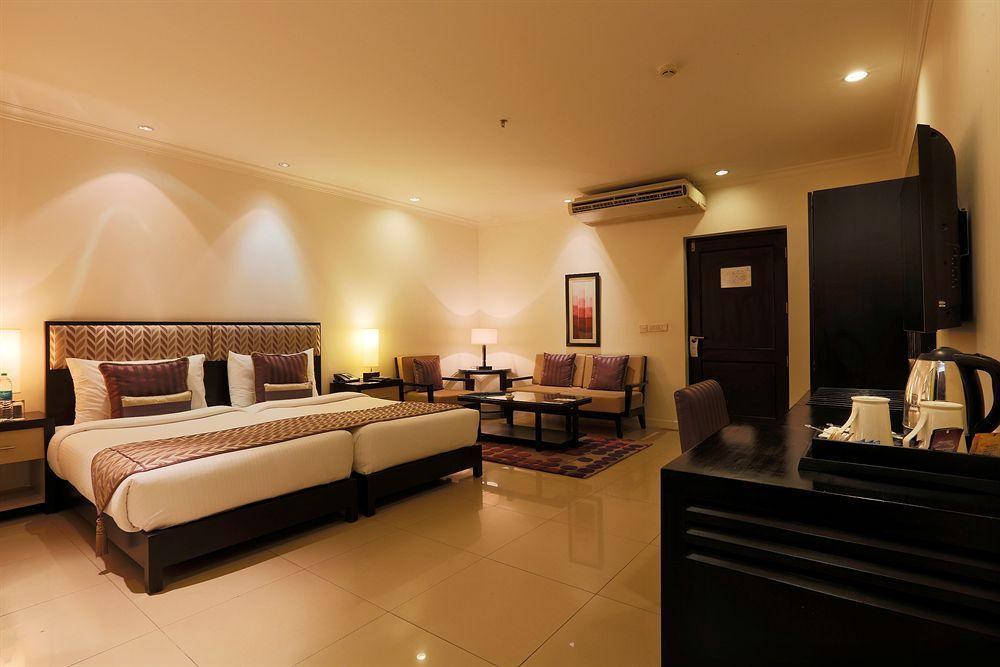 Hotel Townhouse 517 La Sapphire Near Delhi Airport Nuova Delhi Esterno foto