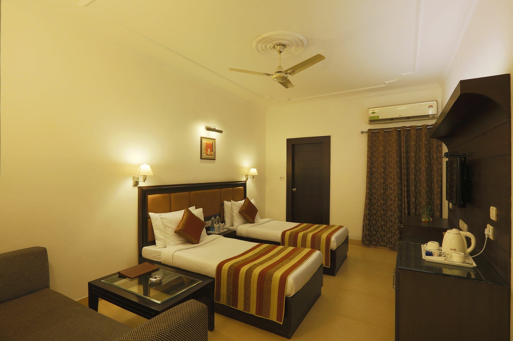 Hotel Townhouse 517 La Sapphire Near Delhi Airport Nuova Delhi Esterno foto